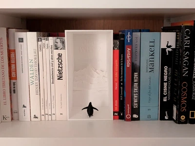 Діорама-вставка для книжкової полиці з пінгвіном в антарктіді. Aivory