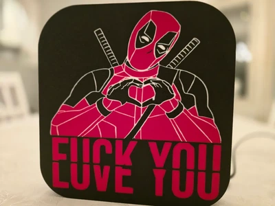 Табличка Deadpool з жестом серця та іронічним написом. Aivory