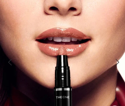 Глянцева губна помада-кушон THE ONE Irresistible Touch 38865 чарівливий нюд