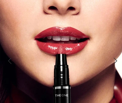 Глянцева губна помада-кушон THE ONE Irresistible Touch 38868 пристрасна півонія