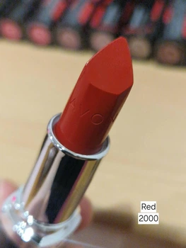 Зволожувальна кремова губна помада Avon «Ультра» відтінок Red 2000 (червона класика) 3,6 г
