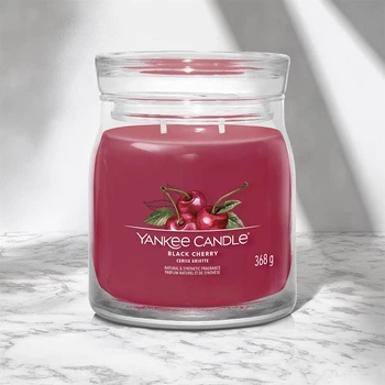 Ароматическая свеча Black Cherry Medium Yankee Candle