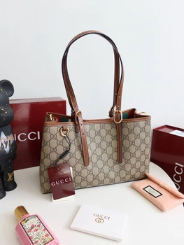 Сумка жіноча Gucci Emblem medium tote bag коричнева (090)