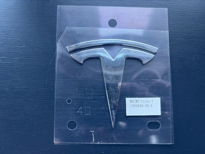 Знак "T" капота (хром) Tesla Model 3, Y 1494949-00-A