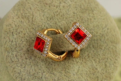 Сережки Xuping Jewelry Червоний ромб з каменем Сваровські 1,5 см золотисті