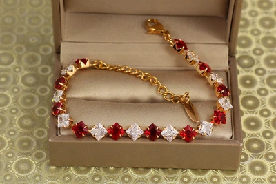 Браслет Xuping Jewelry Ледяные ромбы с белыми и красными камнями 17 см золотистый