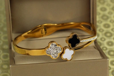Браслет бэнгл Xuping Jewelry жесткий Triple Clover 60 мм на руку от 17 до 19 см лимонный
