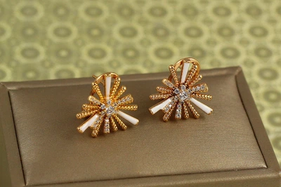 Серьги Xuping Jewelry Гольчатая астра с белой керамикой 1,9 см золотистые