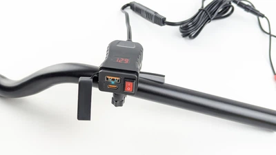 Зарядний пристрій USB + Type-C з вольтметром на кермо мотоцикла (QC3.0, 9-24V, IP67)