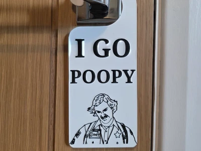 Табличка на дверну ручку 'I go poopy' з персонажем Дуфі. Aivory