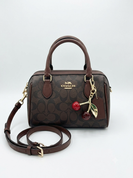 Жіноча коричнева сумка Coach Micro Bennett Satchel in Signature Canvas з брелоком «Вишеньки». сумка коач з фірмовим візерунком C