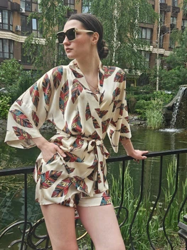 Жіночий костюм шовковий повсякденний( сорочка на запах + шорти) , колір айворі принт пір'я, Pizhamkiss M /L