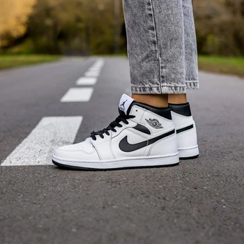 Кросівки жіночі Air Jordan Retro 1 White Black 37 (1030-1341844)