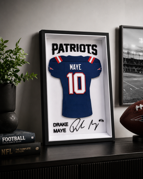 Картина-джерсі гравця Drake Maye з команди New England Patriots. Aivory