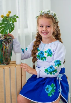 Вишитий костюм для дівчинки Троянда синій 98