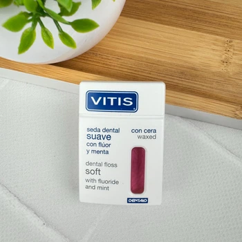 Зубная нить VITIS вощеная с фтором и мятой, распушивающая (розовая), 50 м – прозрачная упаковка, эффективная очистка межзубных промежутков