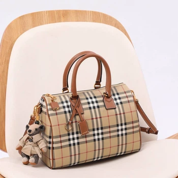 Женская сумка Burberry Medium Check Bowling бежевого цвета артикул 36590