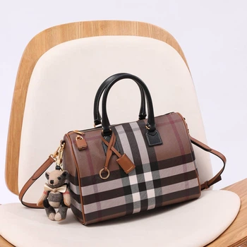 Женская сумка Burberry Medium Check Bowling коричневого цвета артикул 36590