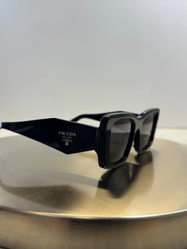 Солнцезащитные очки Prada SPR08 1AB-5S0 - черная прямоугольная оправа, темная линза, логотип Prada, женские,