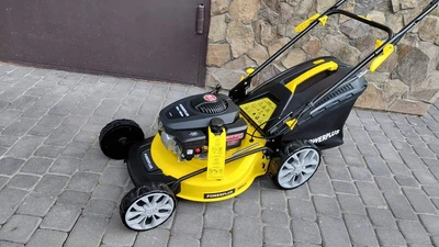 Бензинова самохідна газонокосарка Powerplus POWXG60241 150 см³ 2,6 кВт 46 см 7 рівнів травозбірник 55 л