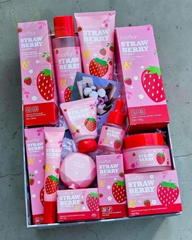 Набор косметики для ухода SADOER Strawberry 7 в 1 (тонер, пенка, сыворотка, маска для губ, кремы для лица, кожи вокруг глаз, рук)