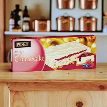 Туррон (нуга) Hacendado Turrón Cheesecake со вкусом чизкейка ягодный соус 150 г