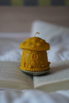 Свічка з натурального воску у формі стопки книг велика