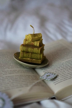 Свічка у формі стопки книг маленька