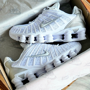 Кроссовки женские и мужские Ni Shox white gray reflective / Най Шокс белые серые рефлективные 40
