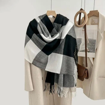 Зимний кашемировый шарф палантин в клетку Cashmere с бахромой 185х68см Черно - белый