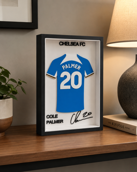 Картина в рамці з футболкою гравця Chelsea FC Коула Палмера. Aivory