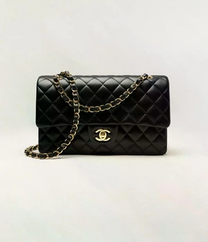 Сумка кожаная с логотипом CHANEL Classic 11.12 Handbag с золотистой фурнитурою Черный