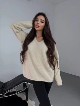 Подовжений светр оверсайз із м'якого, приємного до тіла трикотажу Оne size Молочний (008272)