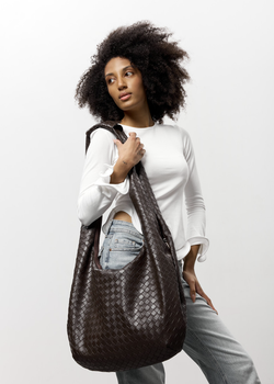 Велика жіноча плетена сумка-хобо Sambag HOBO WEAVE для ноутбука 15" з екошкіри Шоколадна