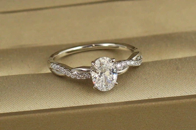 Кольцо Xuping Jewelry Косичка с овальным камнем р 19 серебристое