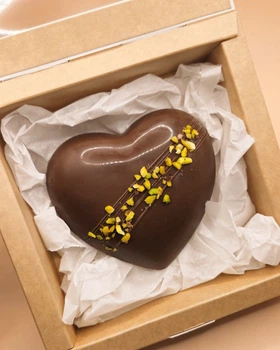 Фісташкове серце — craft chocolate Lvivski Kraftovi Bombony