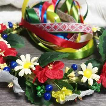 Віночок з квітів на голову зі стрічками