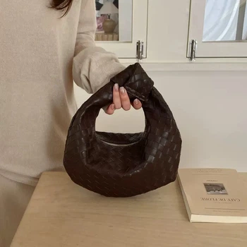 Жіноча стильна плетена сумка коричневого кольору