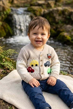 Кардиган в'язаний бежевого кольору з аплікаціями машинок Kiddo бежевий 80 см