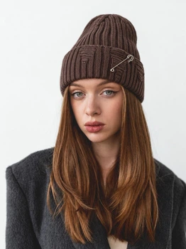 Трендовая вязаная шапка рванка с рваным декором и булавкой JOY KNIT светло-коричнева