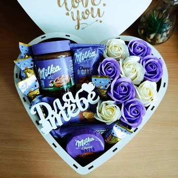 Подарунковий бокс у формі серця з солодощами Milka та трояндами для дівчини на день народження новий рік свято (ar464)