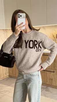 Светр жіночий мокко в'язаний базовий New York молочний з надписом Oversize (405536)