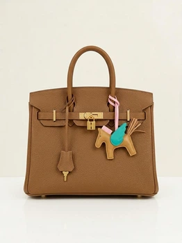 Жіноча сумка Hermès Birkin 30 30*26*14 см Gold коричнево-гірчична (Gold/Camel) з золотою фурнітурою та підвіскою-конячкою.