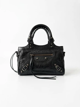 Жіноча сумка Balenciaga Le City Bag 24*17*11 см чорного кольору з жатої глянцевої шкіри з темною металевою фурнітурою, плетеними ручками та довгими шкіряними шнурками.