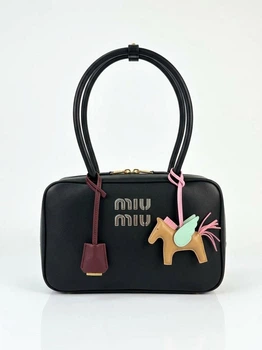 Жіноча сумка Miu Miu Beau Leather Bag 30*18*9 см чорна (Black) з м'якої шкіри, з тисненим логотипом, довгими ручками та декоративним шнурком.