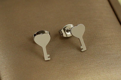 Сережки Stainless steel гвоздики ключ з сердечком 1 см сріблястий