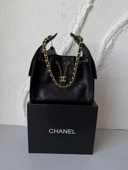 Жіноча сумка Chanel чорна зі шкіри зі стьобаним дизайном та золотистою фурнітурою 27×20×13 см