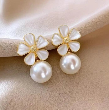 Женские сережки "Цветы" 2.7 см jewelry Белые