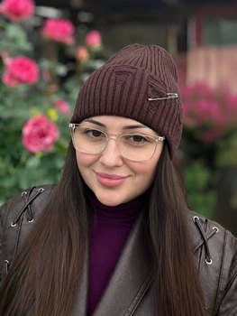 Трендовая вязаная шапка рванка с рваным декором и булавкой JOY KNIT светло-коричнева