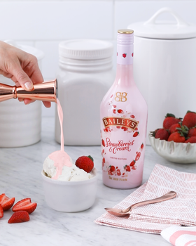 Лікер Baileys Strawberries+Cream 0.7 л 17% (5011013933457)